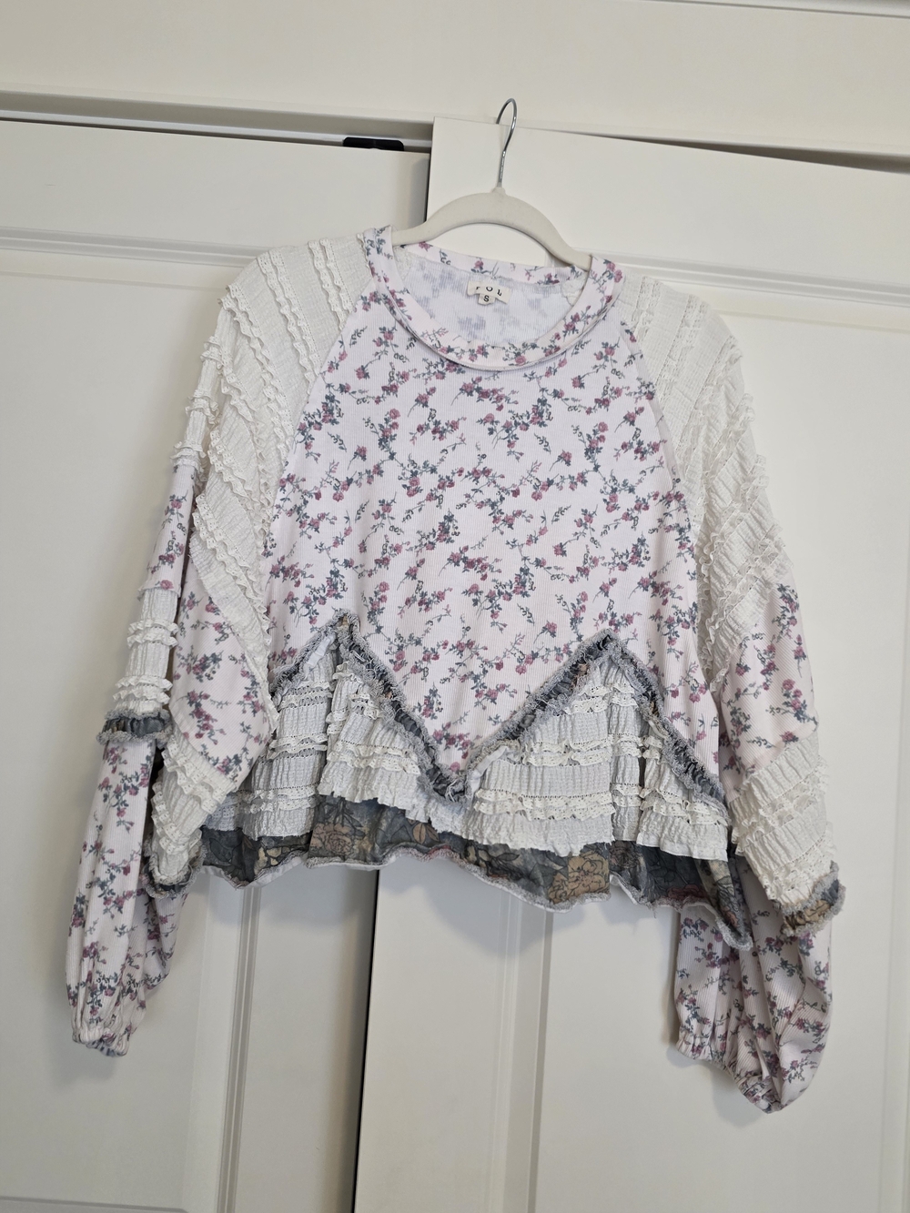 POL Women's Floral Ruffle Pullover Sweatshirt - White & Pink
